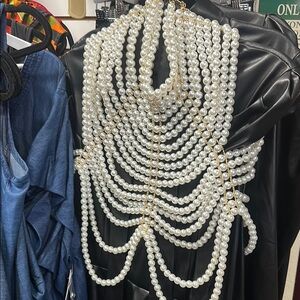 Elegant Pearl and Gold Necklace